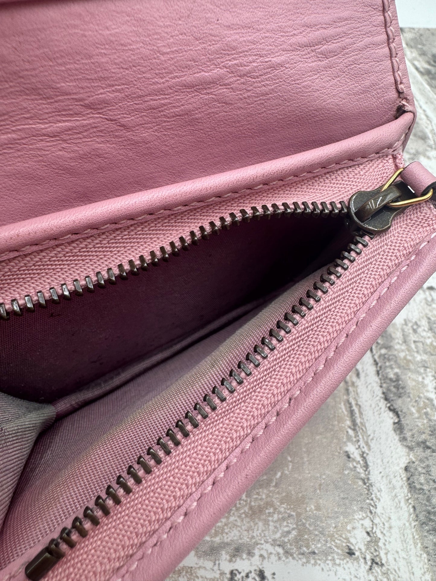 Gucci GG Supreme Monogram Strawberry Card Case